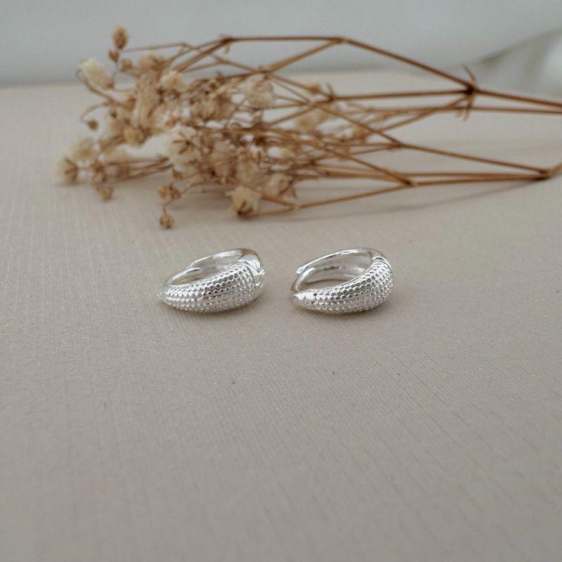 05.2994.0.S - (Tam. P) Argola em formato garra com parte frontal efeito mini spikes