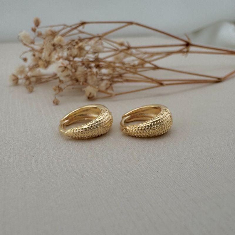 05.2995.0.O - (Tam. M) Argola em formato garra com parte frontal efeito mini spikes