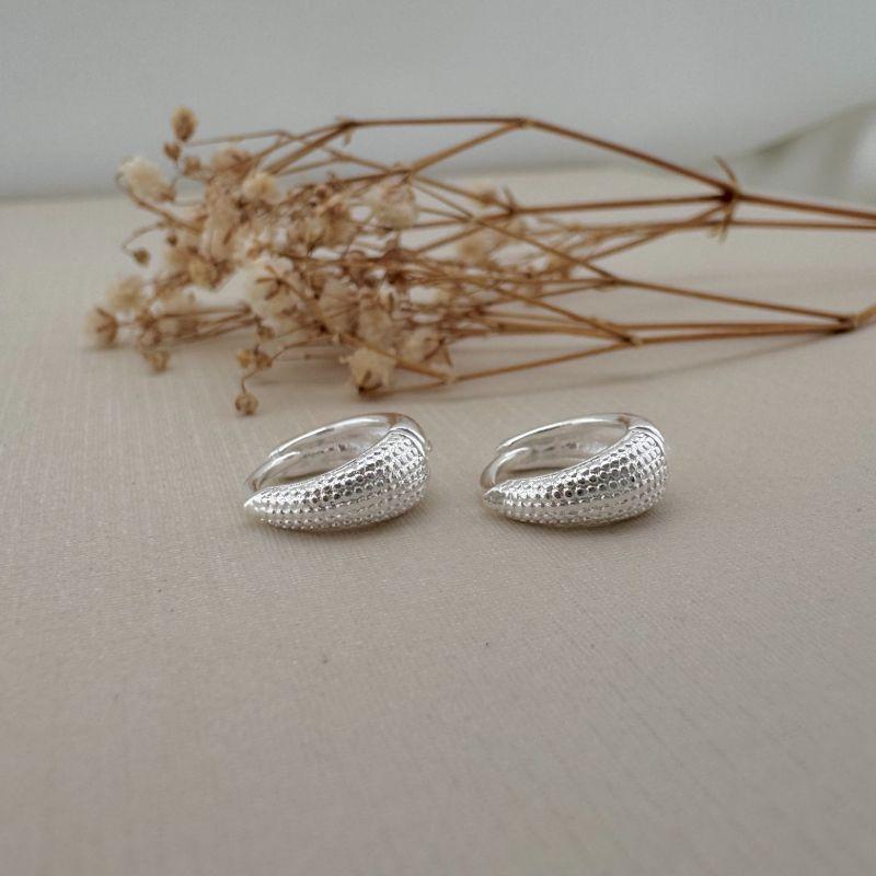 05.2995.0.S - (Tam. M) Argola em formato garra com parte frontal efeito mini spikes