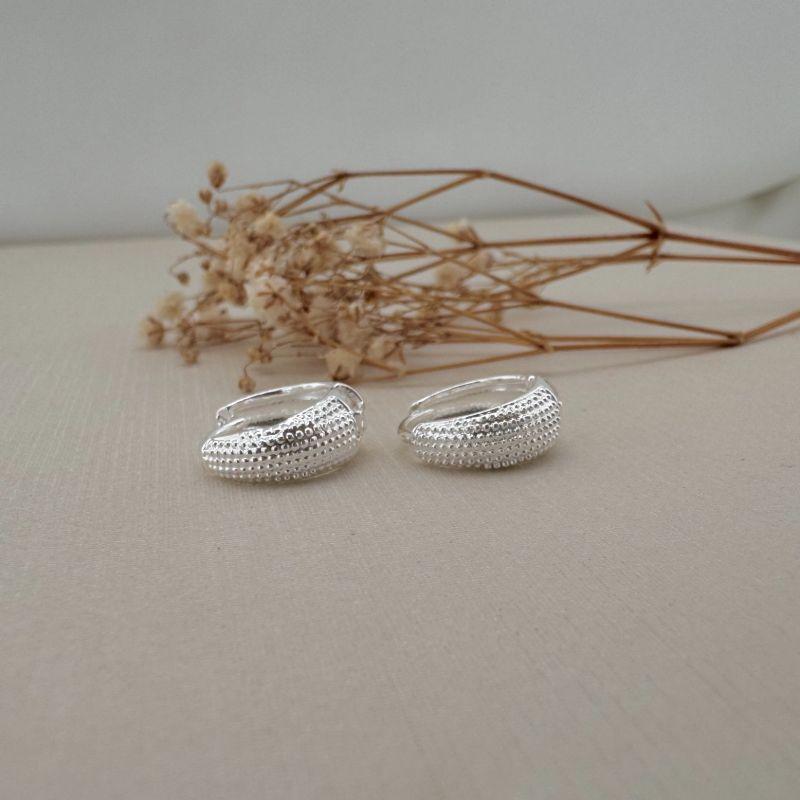 05.2996.0.S - (Tam. G) Argola em formato garra com parte frontal efeito mini spikes