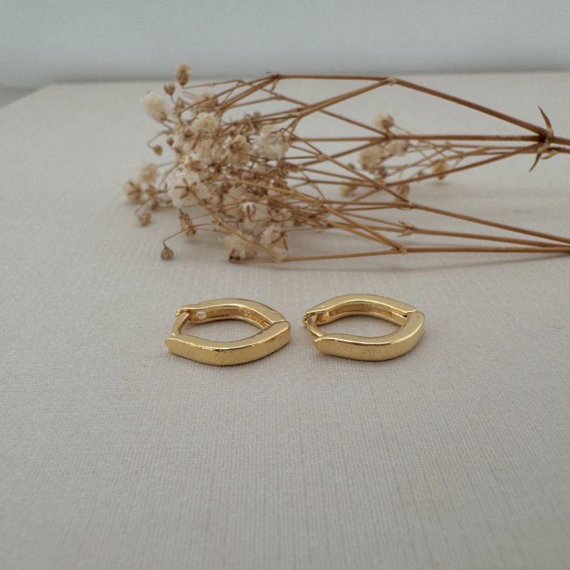 05.2998.0.O - (Tam. M) Argola em formato lira com borda quadrada lisa