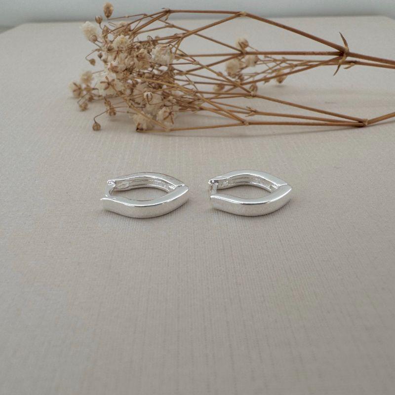 05.2998.0.S - (Tam. M) Argola em formato lira com borda quadrada lisa