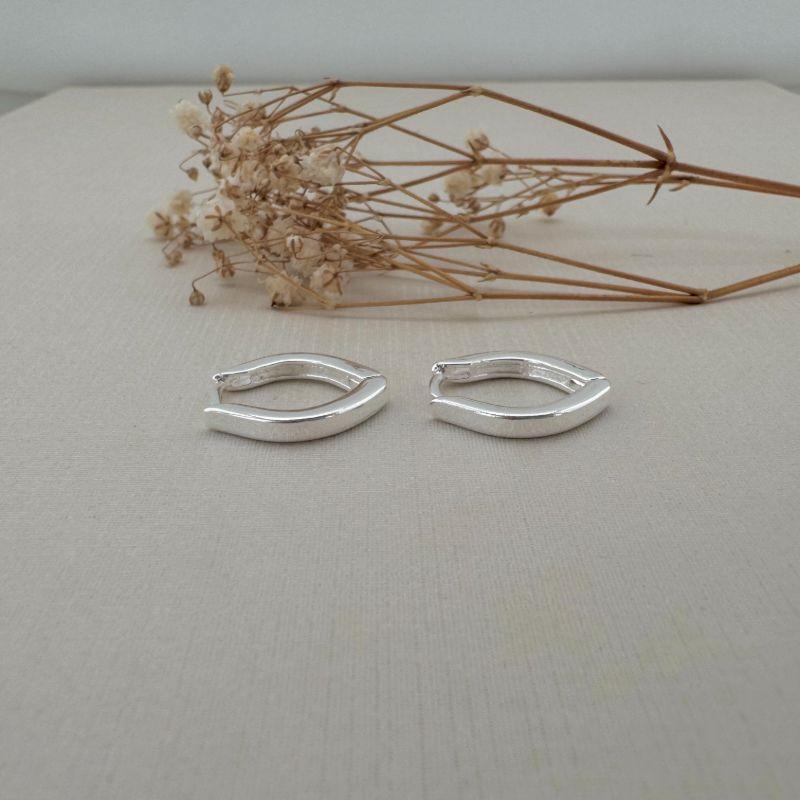 05.2999.0.S - (Tam. G) Argola em formato lira com borda quadrada lisa