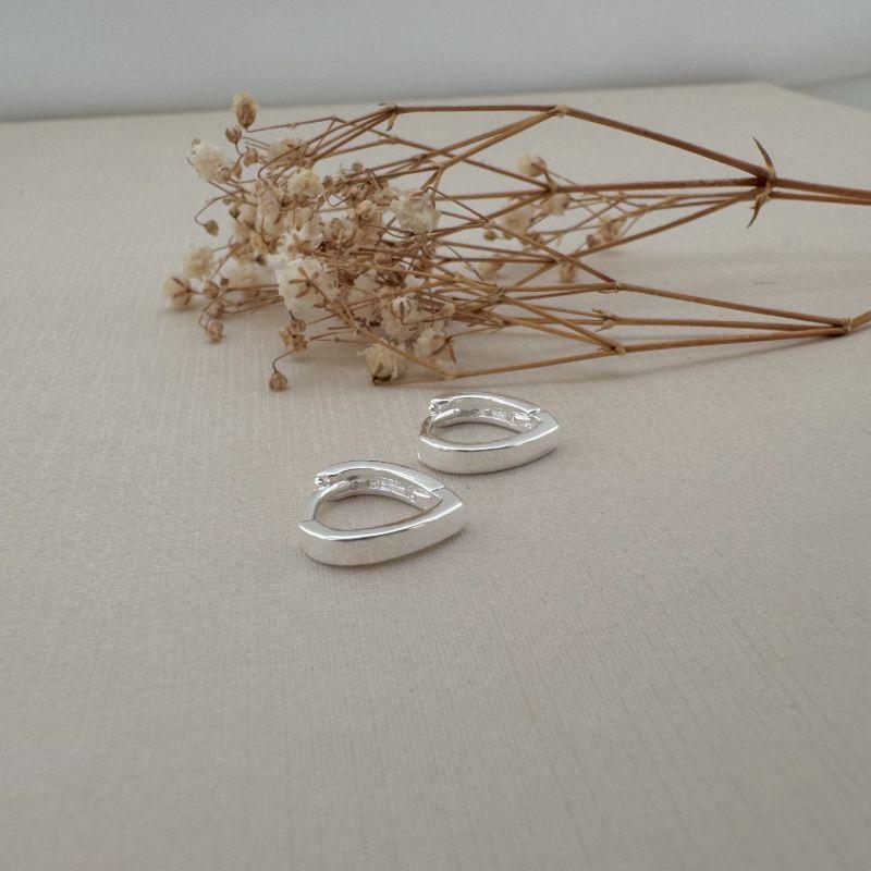 05.3002.0.S - (Tam. M) Argola de formato morango em tudo de borda quadrada