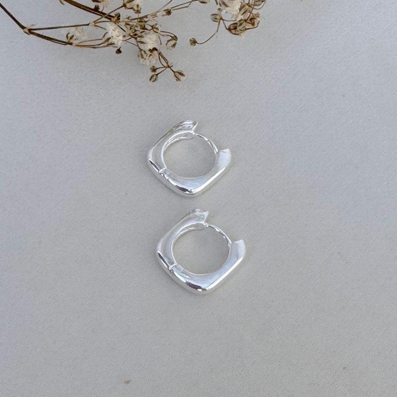 05.3008.0.S - Argola de formato quadrado em tudo arredondando simples