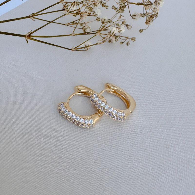 05.3009.1.O - Argola quadrada de tubo arredondado com frente em cravação pavê