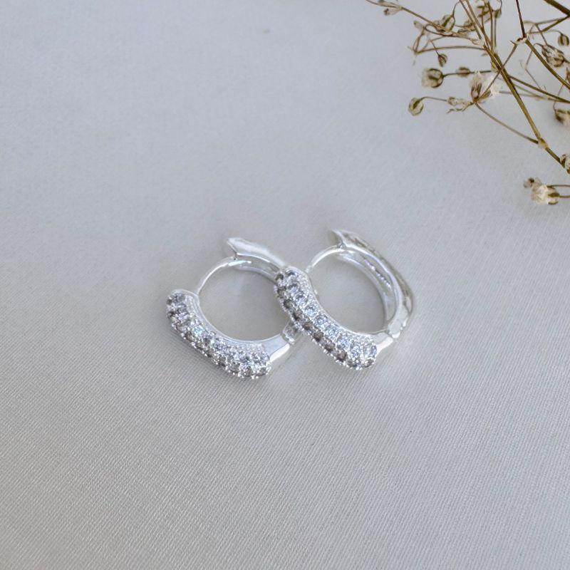 05.3009.1.S - Argola quadrada de tubo arredondado com frente em cravação pavê