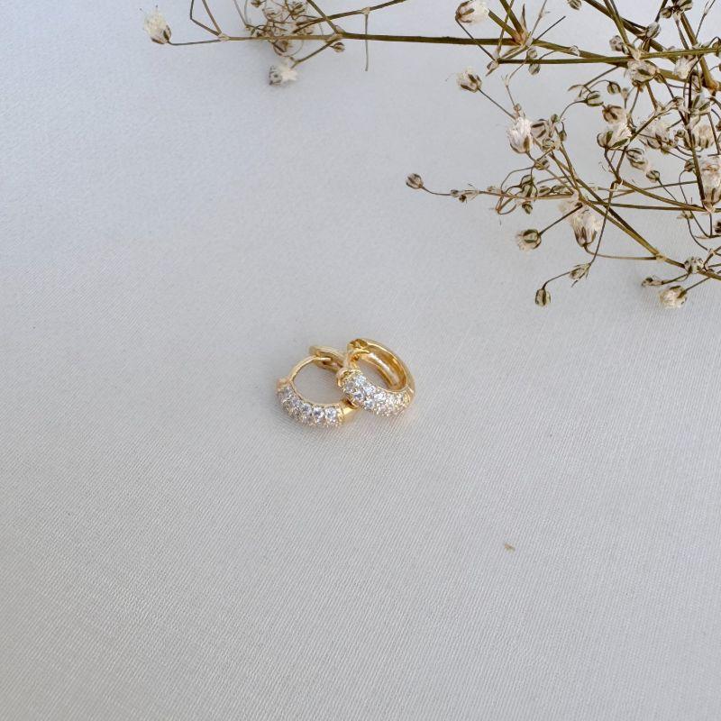 05.3010.1.O - Argola circular estilo clássica em três colunas de cravação pavê paralelos