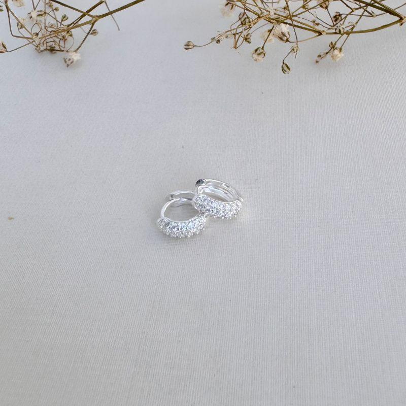 05.3010.1.S - Argola circular estilo clássica em três colunas de cravação pavê paralelos