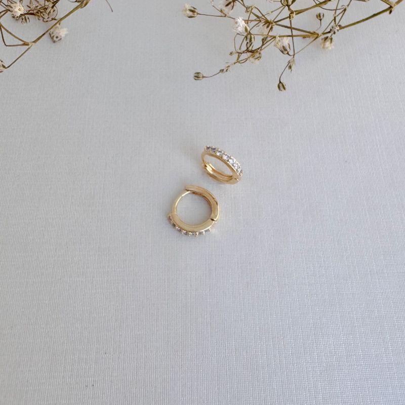 05.3011.1.O -  Argola circular de uma coluna cravejada em garras sem borda