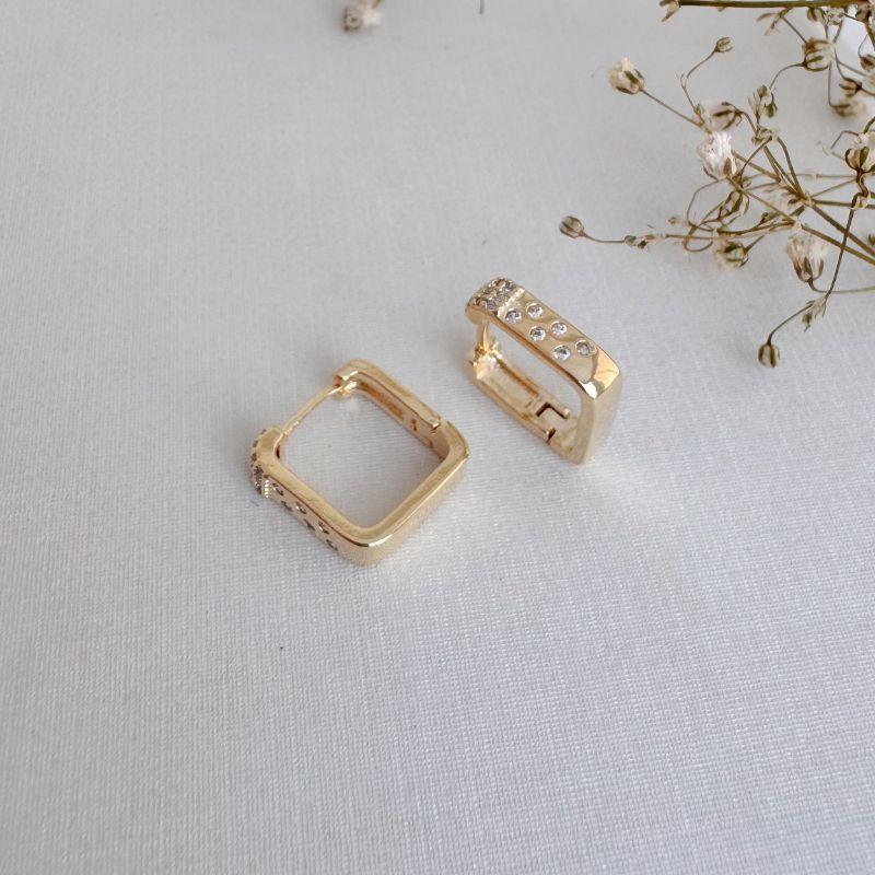 05.3012.1.O - Argola quadrada com parte frontal em cravação estrelada quadrado pequeno cravejado em parte superior