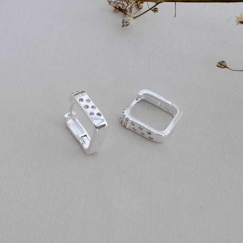 05.3012.1.S - Argola quadrada com parte frontal em cravação estrelada quadrado pequeno cravejado em parte superior