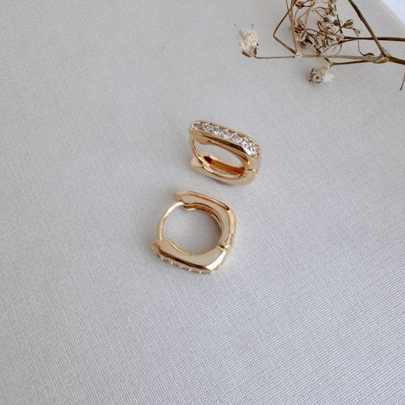 05.3013.1.O - (Tam. P) Argola quadrada com parte frontal em uma coluna cravejada