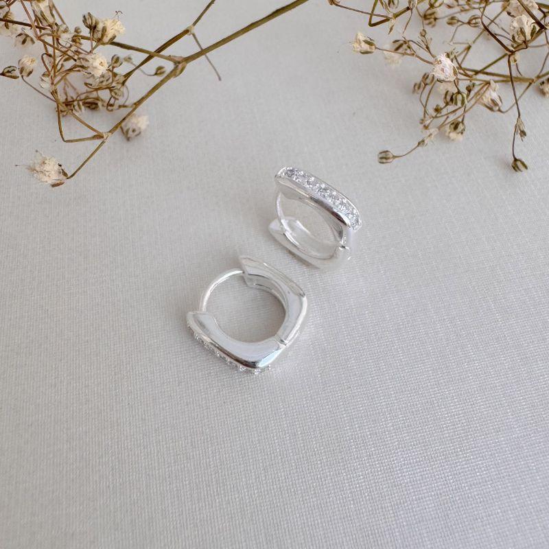 05.3013.1.S - (Tam. P) Argola quadrada com parte frontal em uma coluna cravejada