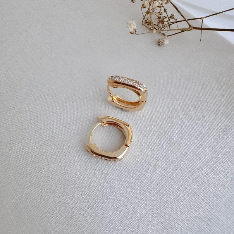 05.3014.1.O - (Tam. M) Argola quadrada com parte frontal em uma coluna cravejada