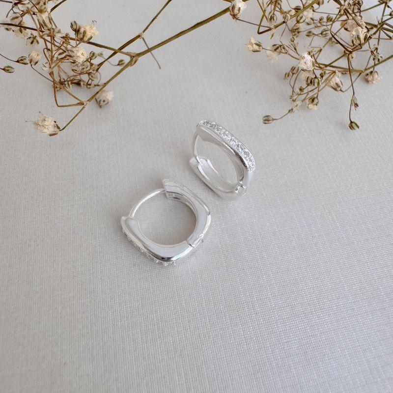 05.3014.1.S - (Tam. M) Argola quadrada com parte frontal em uma coluna cravejada