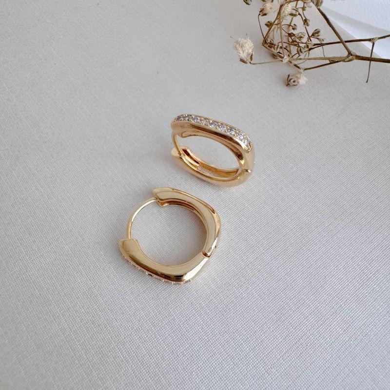 05.3015.1.O - (Tam. G) Argola quadrada com parte frontal em uma coluna cravejada