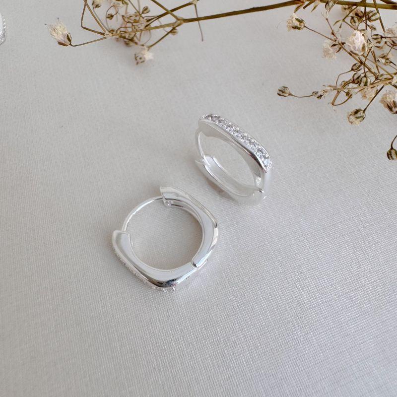 05.3015.1.S - (Tam. G) Argola quadrada com parte frontal em uma coluna cravejada