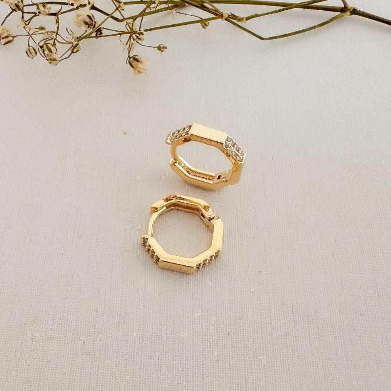 05.3016.1.O - Argola em formato hexagonal com duas partes cravejadas e as outras lisas