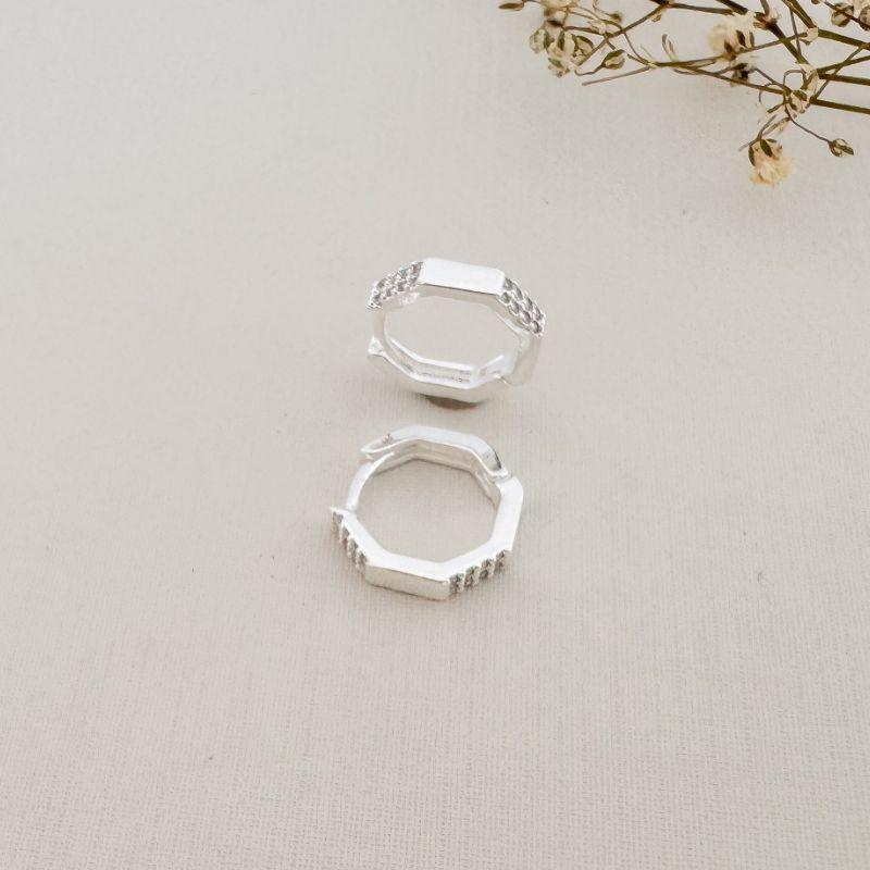 05.3016.1.S - Argola em formato hexagonal com duas partes cravejadas e as outras lisas