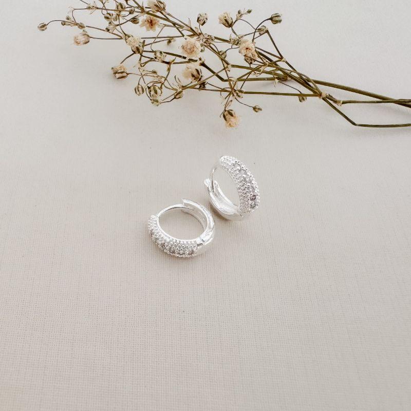 05.3017.1.S - (Tam. P) Argola formato gota longa com uma coluna de cravação em garras com laterais em spikes