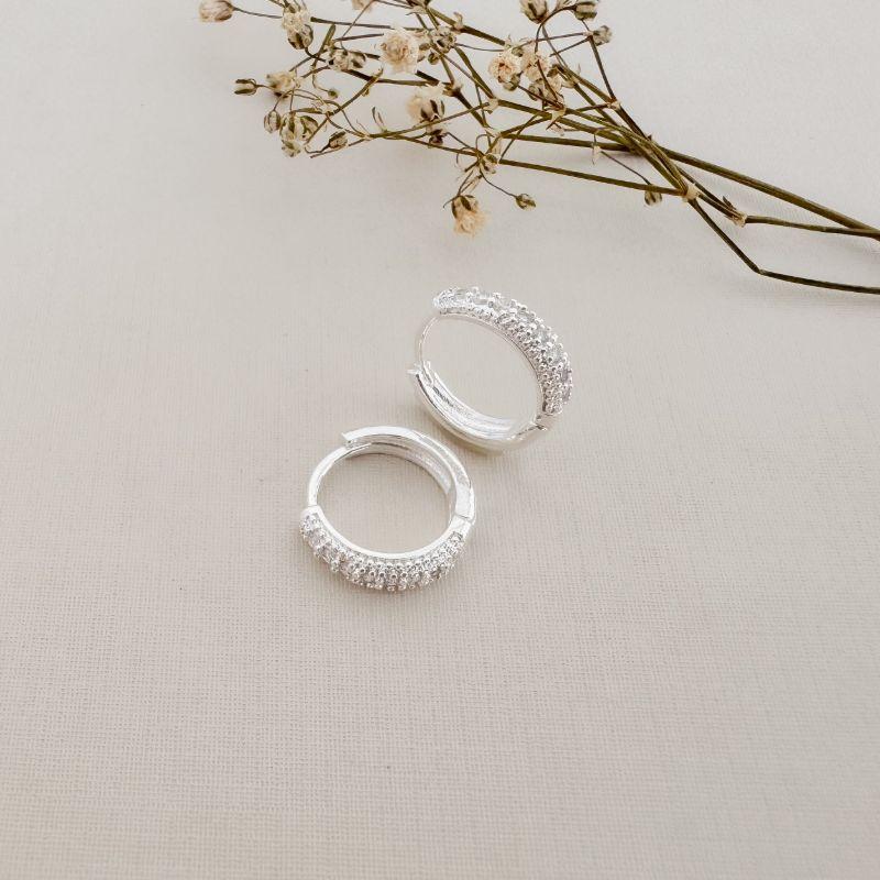 05.3018.1.S - (Tam. M) Argola formato gota longa com uma coluna de cravação em garras com laterais em spikes