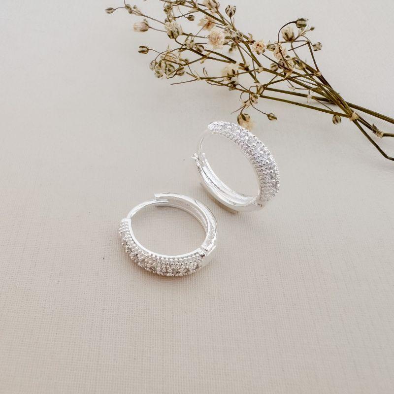 05.3019.1.S - (Tam. G) Argola formato gota longa com uma coluna de cravação em garras com laterais em spikes