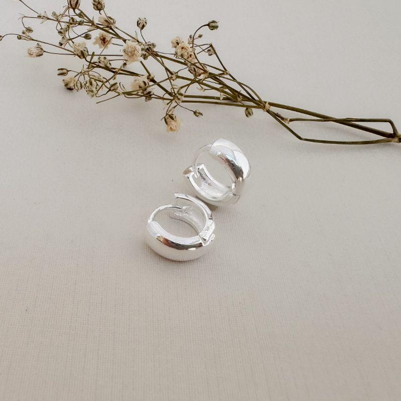 05.3020.0.S - Argola circular lisa de 12mm em estilo clássica com borda arredondada