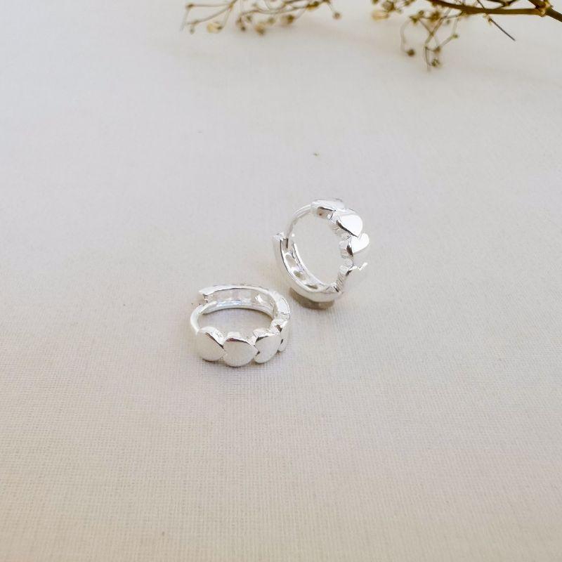 05.3021.0.S - (Tam. P) Argola circular de parte frontal em pequenos corações lisos