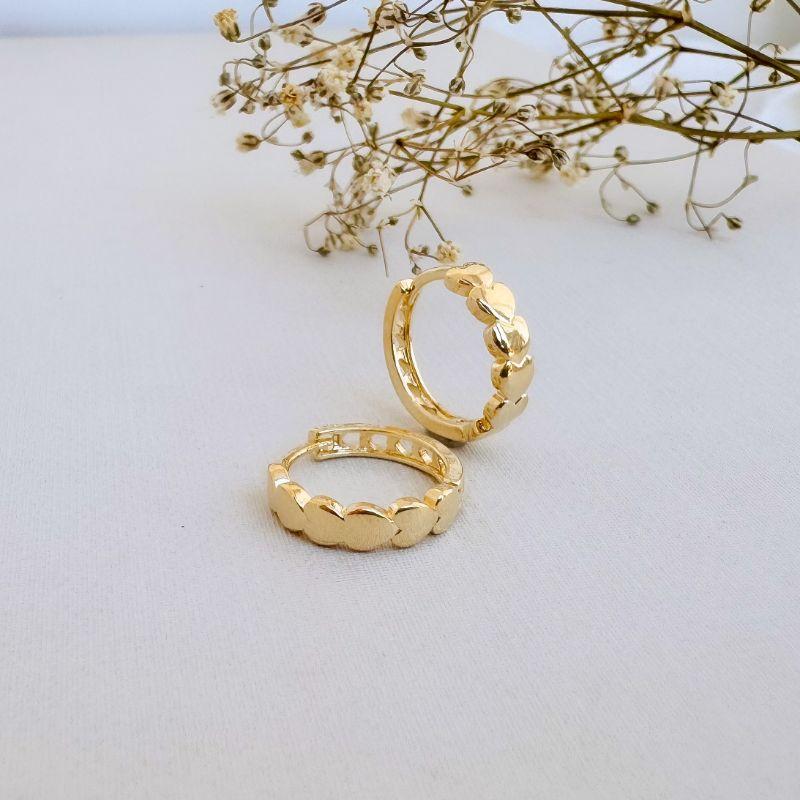 05.3022.0.O - (Tam. M) Argola circular de parte frontal em pequenos corações lisos