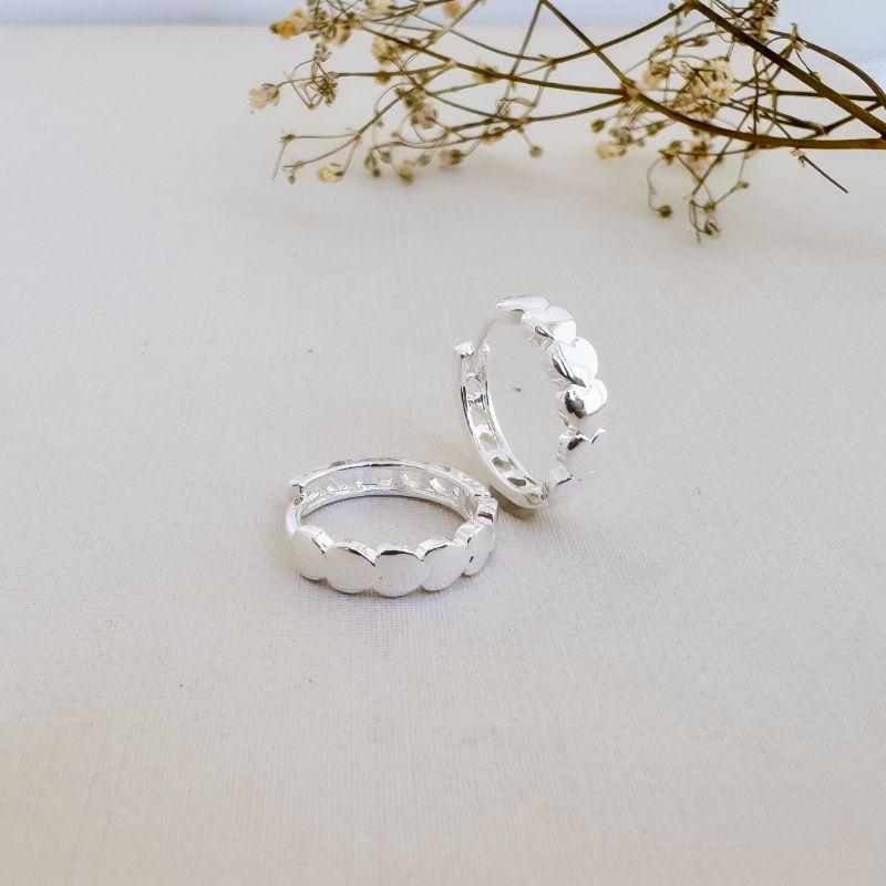 05.3022.0.S - (Tam. M) Argola circular de parte frontal em pequenos corações lisos