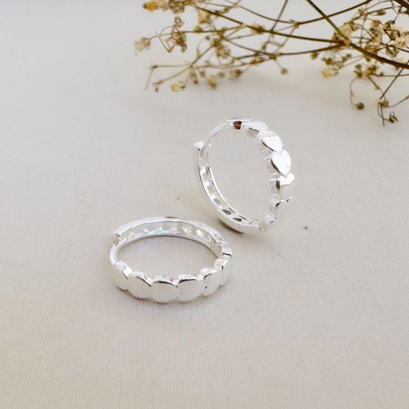 05.3023.0.S - (Tam. G) Argola circular de parte frontal em pequenos corações lisos