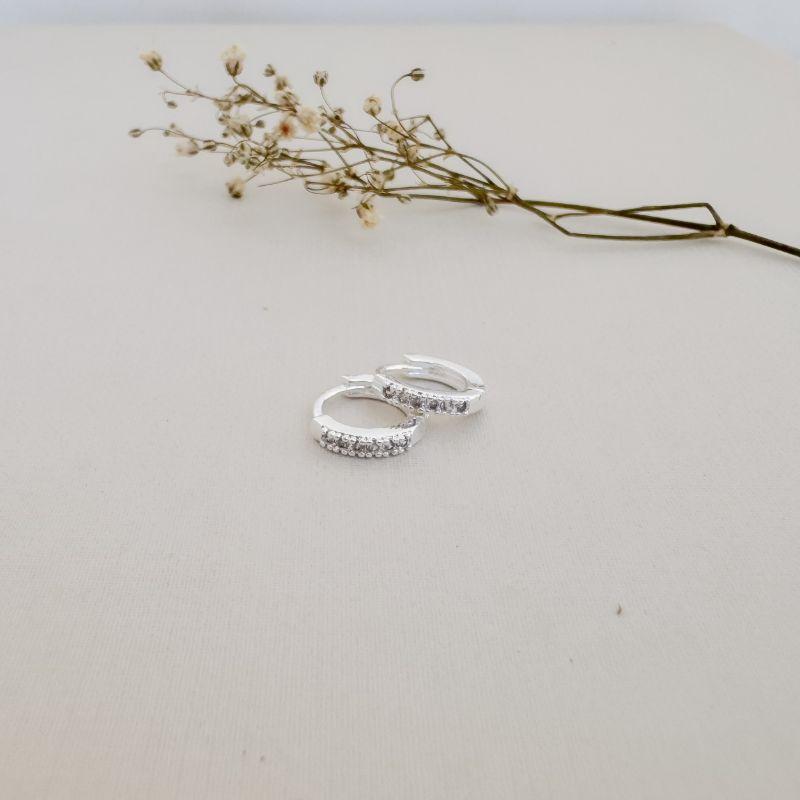 05.3028.1.S - (Tam. P) Argola circular de uma coluna de cravação em garras e borda reta