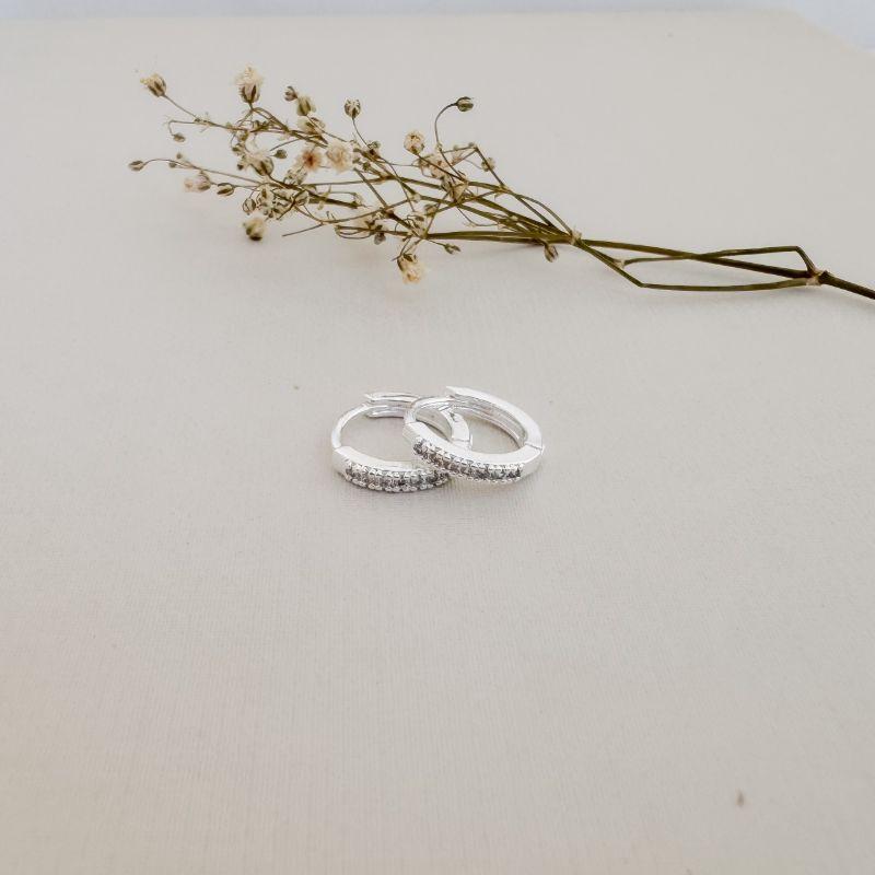 05.3029.1.S - (Tam. M) Argola circular de uma coluna de cravação em garras e borda reta