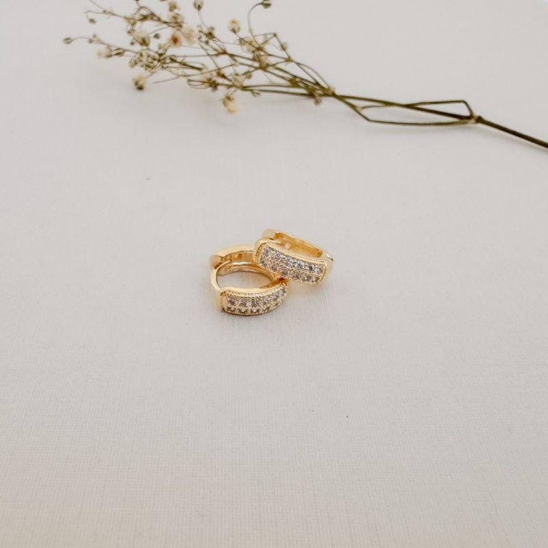 05.3031.1.O - (Tam. P) Argola em estilo clássica de duas colunas em cravação fileira e borda reta