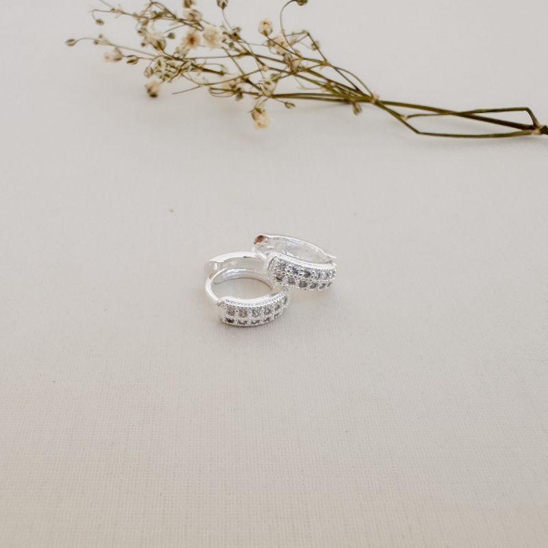 05.3031.1.S - (Tam. P) Argola em estilo clássica de duas colunas em cravação fileira e borda reta