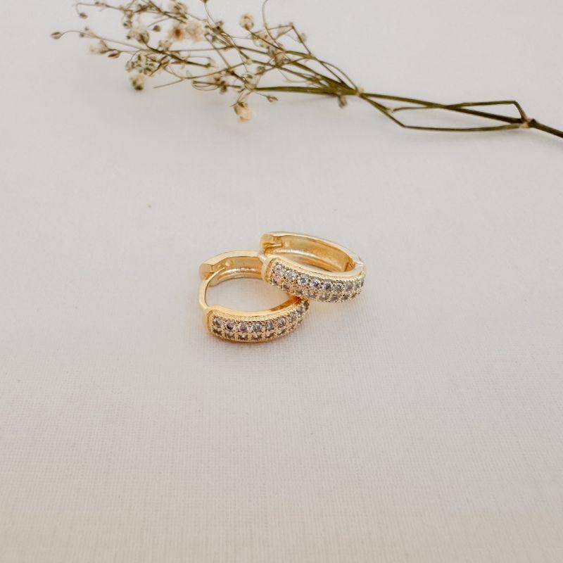 05.3032.1.O - (Tam. M) Argola em estilo clássica de duas colunas em cravação fileira e borda reta