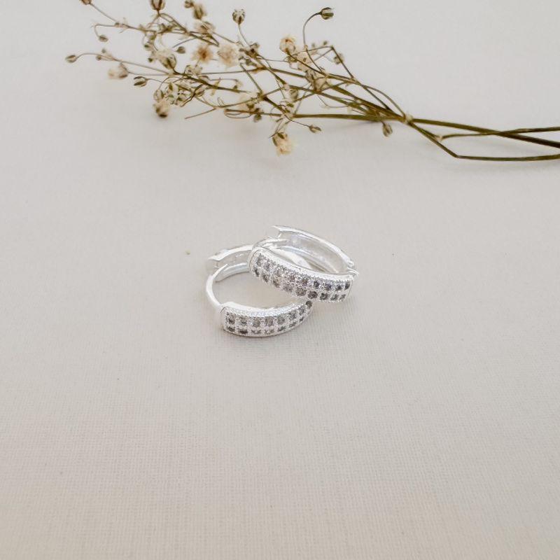 05.3032.1.S - (Tam. M) Argola em estilo clássica de duas colunas em cravação fileira e borda reta