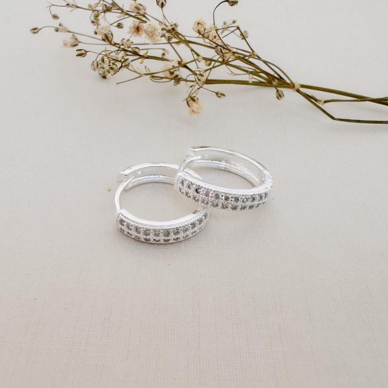 05.3033.1.S - (Tam. G) Argola em estilo clássica de duas colunas em cravação fileira e borda reta