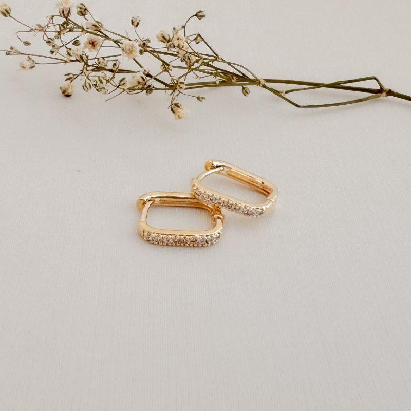 05.3034.1.O - (Tam. P) Argola de formato retangular de uma coluna cravejada com garras