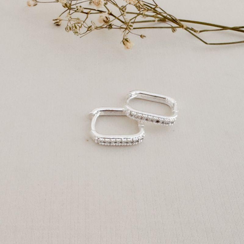 05.3034.1.S - (Tam. P) Argola de formato retangular de uma coluna cravejada com garras