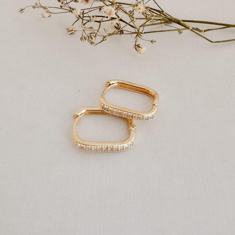 05.3035.1.O - (Tam. M) Argola de formato retangular de uma coluna cravejada com garras