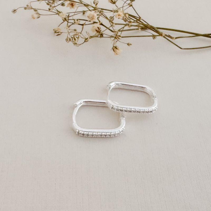 05.3035.1.S - (Tam. M) Argola de formato retangular de uma coluna cravejada com garras