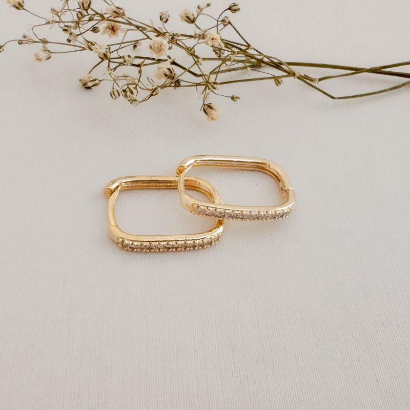 05.3036.1.O - (Tam. G) Argola de formato retangular de uma coluna cravejada com garras