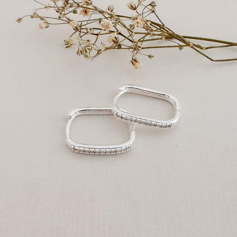 05.3036.1.S - (Tam. G) Argola de formato retangular de uma coluna cravejada com garras