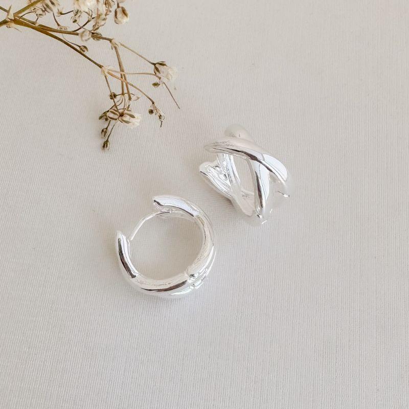 05.3037.0.S - Argola circular com tubos em formato X largo liso arredondado