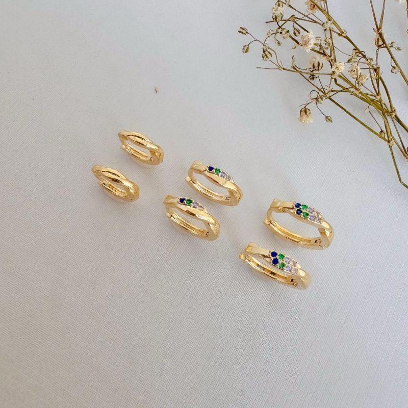 05.3039.C.O - Trio de argolas circulares com frontal em traça dupla com um lado cravejado