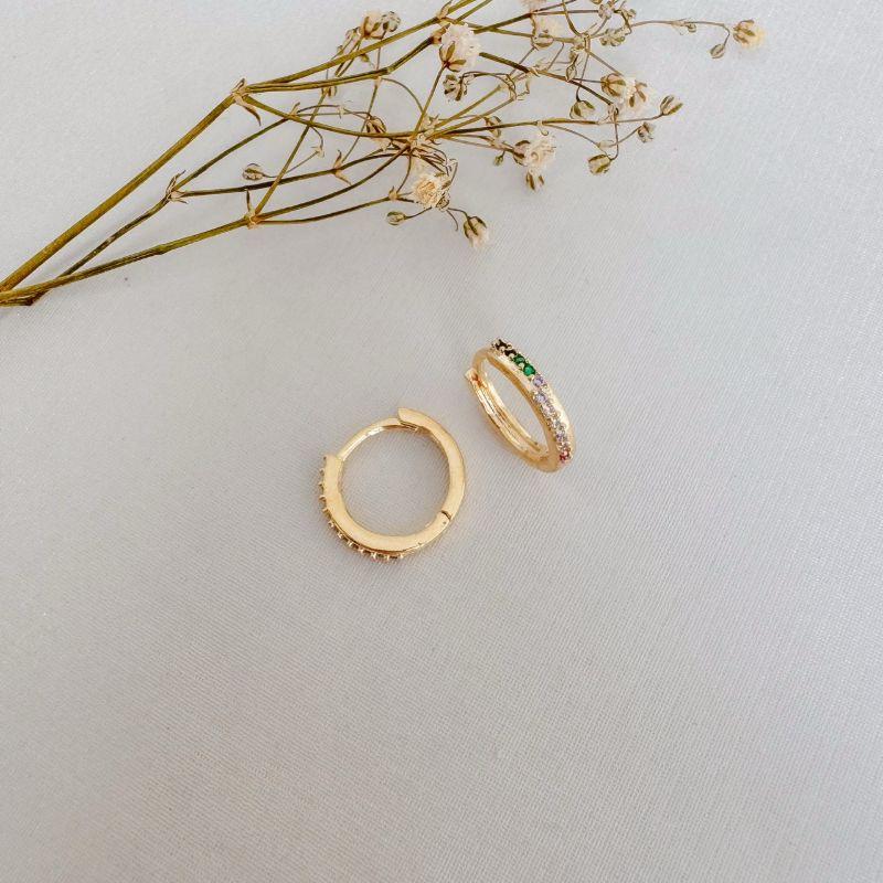 05.3041.C.O - (Tam. M) Argola circular com cravação frontal em uma coluna irregular