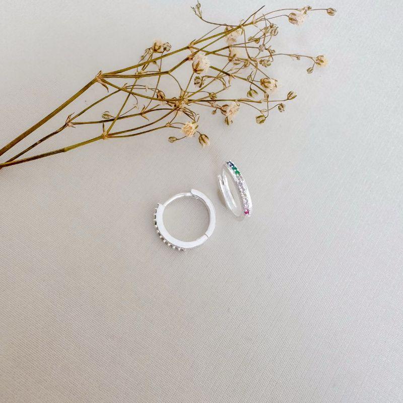 05.3041.C.S - (Tam. M) Argola circular com cravação frontal em uma coluna irregular