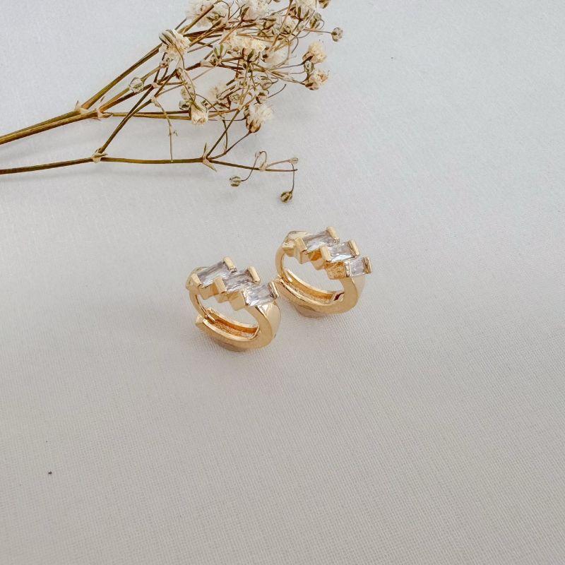 05.3045.1.O - Argola com parte frontal em três pedras baguetes verticais